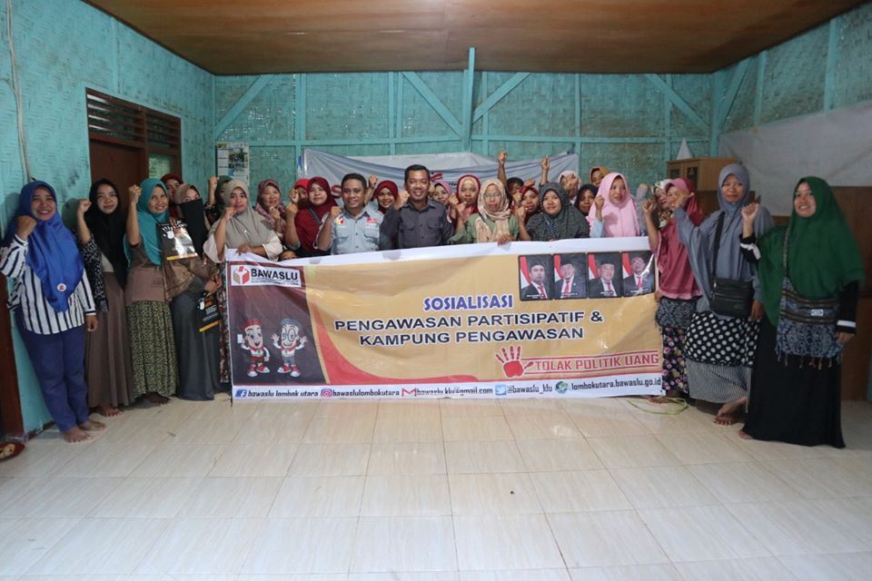 Bawaslu KLU Gelar Sosialisasi Bersama Sekolah Perempuan (KBK) Dusun Kopang