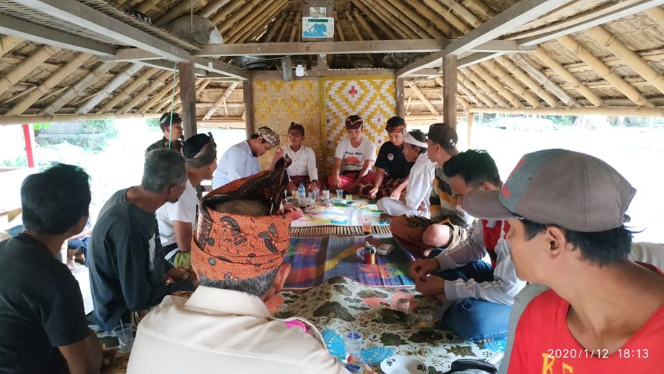 Bawaslu KLU Gelar Sosialisasi Pengawasan Partisipatif Bersama Masyarakat Gubuk Adat Senaru