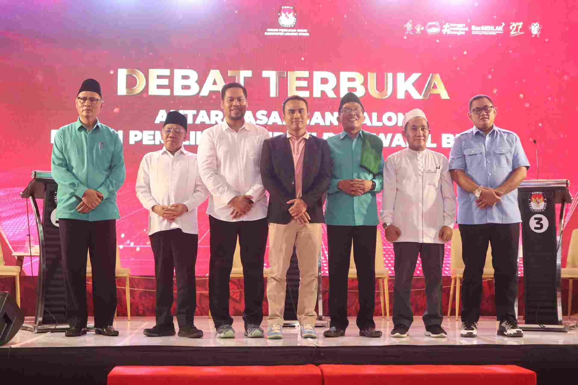 Ketua Bawaslu Lombok Utara Foto Bersama Semua Paslon