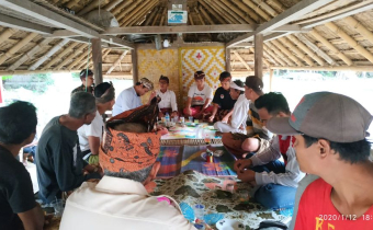 Bawaslu KLU Gelar Sosialisasi Pengawasan Partisipatif Bersama Masyarakat Gubuk Adat Senaru