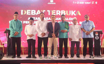 Ketua Bawaslu Lombok Utara Foto Bersama Semua Paslon